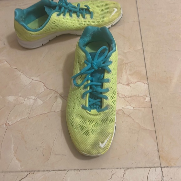 Women NIKE free 5.0 style. size 7. 5 USA - Picture 2 of 4